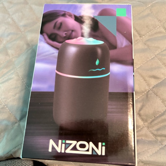 Nizoni Mini Humidifier with LED Light - Picture 3 of 3